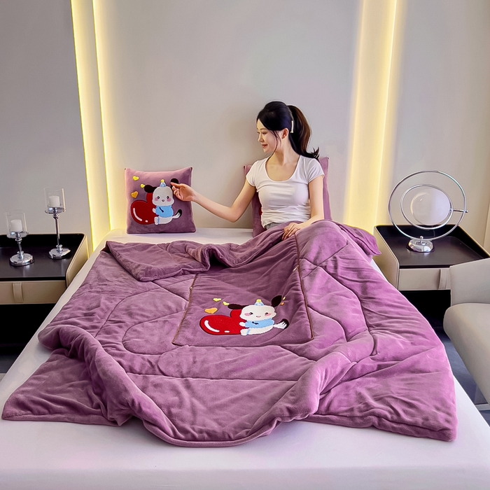 91家纺网 家纺一手货源 找家纺 阳光依佰 2023新款牛奶绒毛巾绣秋冬加厚抱枕被 紫色