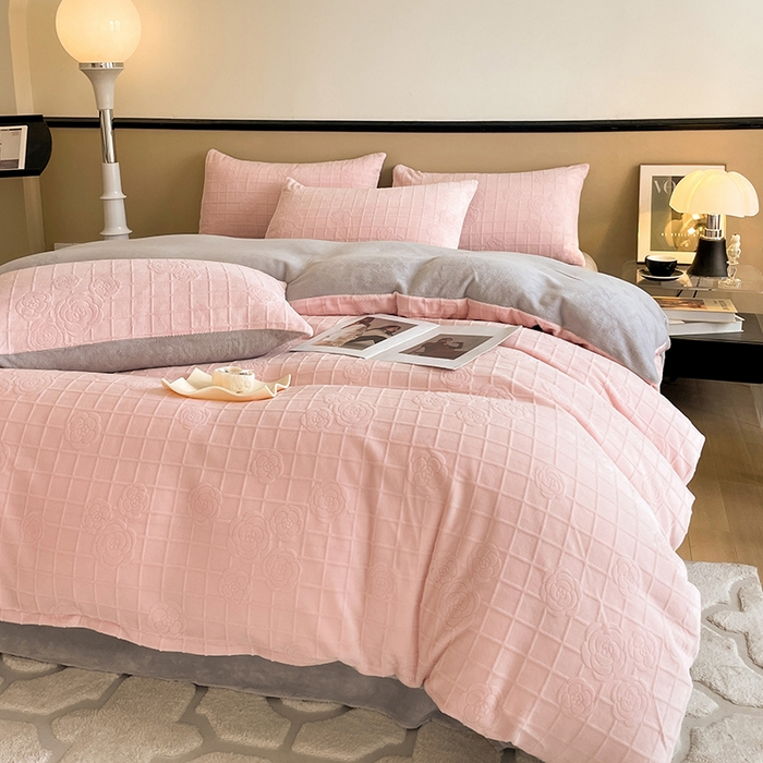 91家纺网 家纺一手货源 找家纺 澳梵 2023新款雕花牛奶绒四件套 浪漫花都-粉