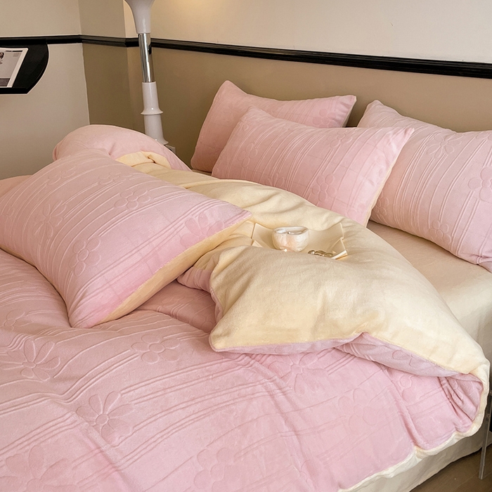 91家纺网 家纺一手货源 找家纺 澳梵 2023新款雕花牛奶绒四件套 冬日花信-粉