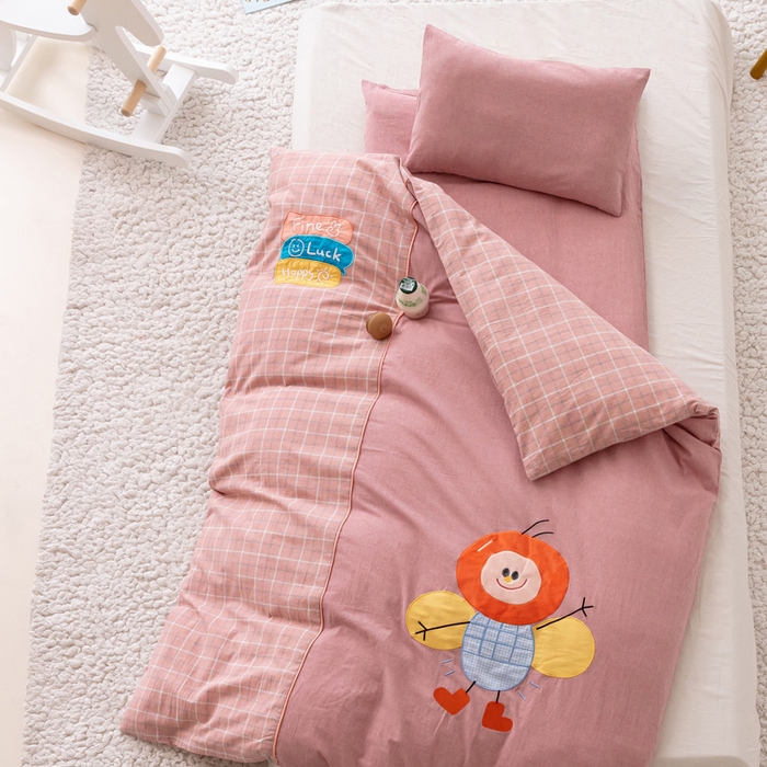 91家纺网 家纺一手货源 找家纺 喜多兔儿童家纺 2023新款小心动幼儿园三件套 豆沙色心动小蜜蜂