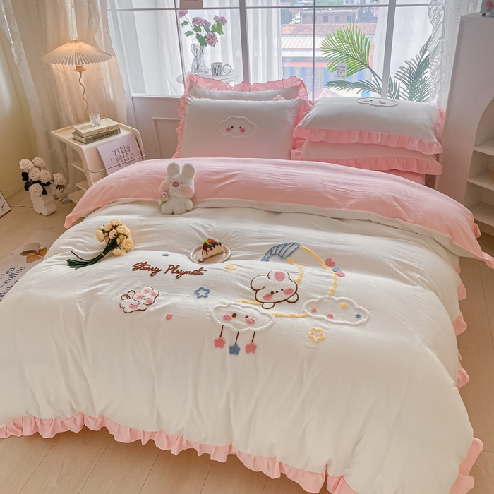 91家纺网 家纺一手货源 找家纺 易禾家纺 2024新款水洗棉毛巾绣晚安梦四件套专版花型 晚安梦-奶白粉