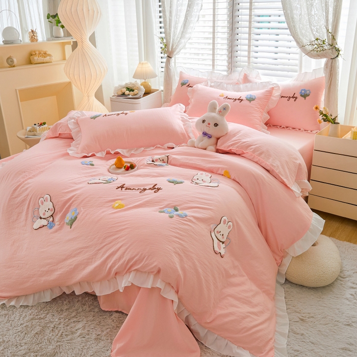 91家纺网 家纺一手货源 找家纺 易禾家纺 2024新款水洗亲肤棉毛巾绣四件套专版花型-幸福兔 幸福兔-粉