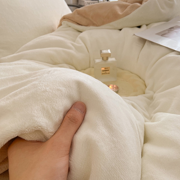 91家纺网 家纺一手货源 找家纺 澳梵 2023新款轻奢风牛奶绒刺绣四件套 奶昔白