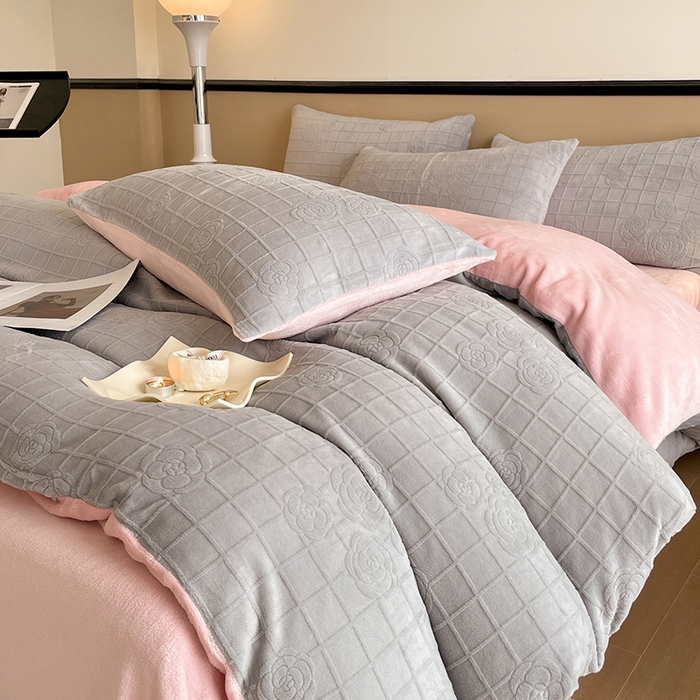 91家纺网 家纺一手货源 找家纺 澳梵 2023新款雕花牛奶绒四件套 浪漫花都-灰