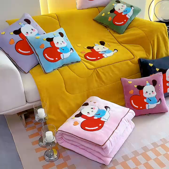 91家纺网 家纺一手货源 找家纺 （总）阳光依佰 2023新款牛奶绒毛巾绣秋冬加厚抱枕被
