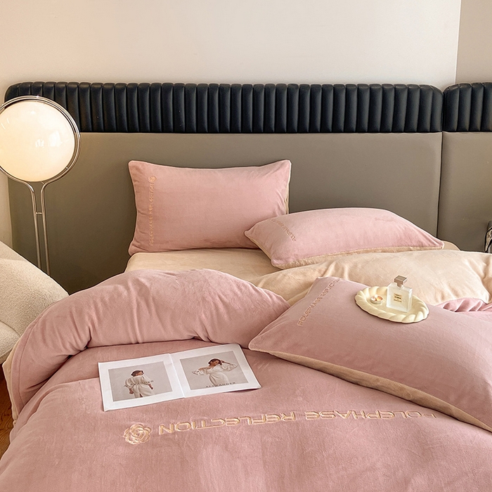 91家纺网 家纺一手货源 找家纺 澳梵 2023新款轻奢风牛奶绒刺绣四件套 温柔粉