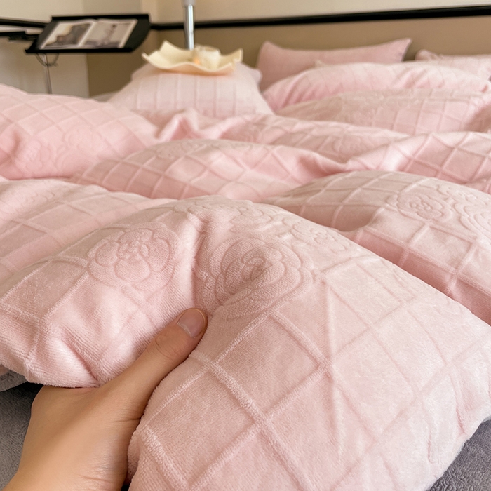 91家纺网 家纺一手货源 找家纺 澳梵 2023新款雕花牛奶绒四件套 浪漫花都-粉