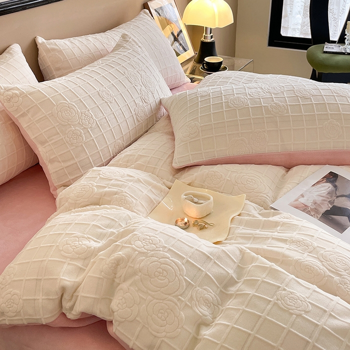 91家纺网 家纺一手货源 找家纺 澳梵 2023新款雕花牛奶绒四件套 浪漫花都-白