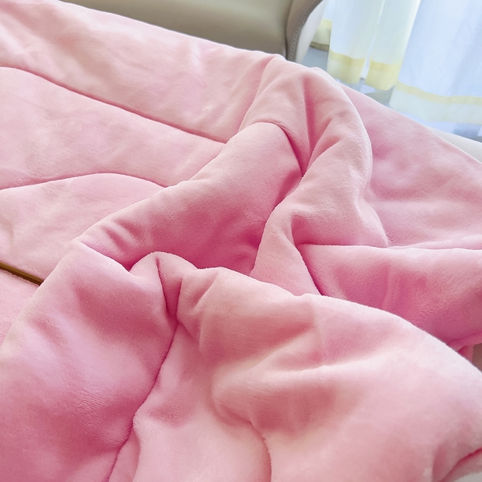 91家纺网 家纺一手货源 找家纺 阳光依佰 2023新款牛奶绒毛巾绣秋冬加厚抱枕被 粉玉