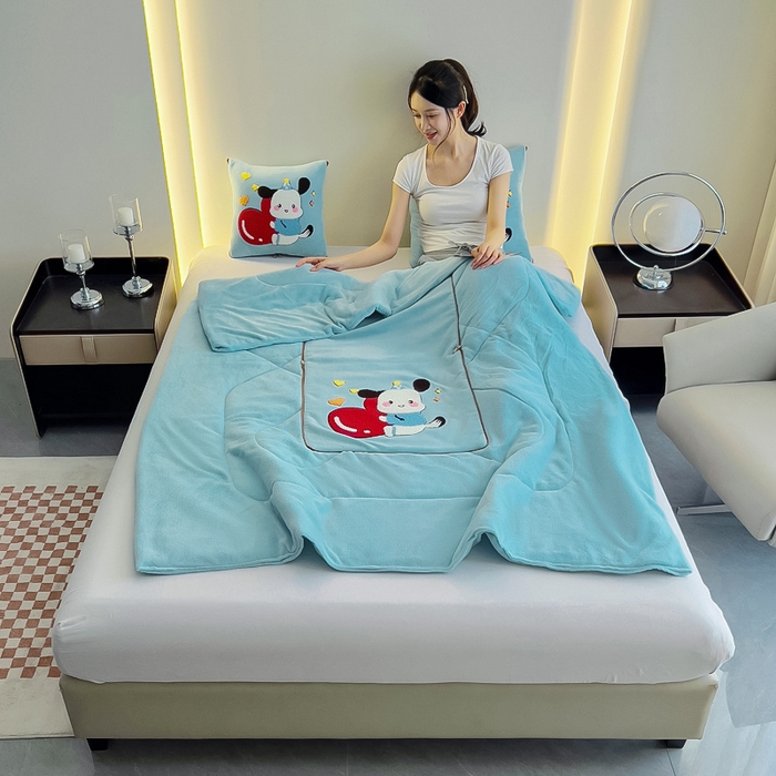 91家纺网 家纺一手货源 找家纺 阳光依佰 2023新款牛奶绒毛巾绣秋冬加厚抱枕被 天蓝