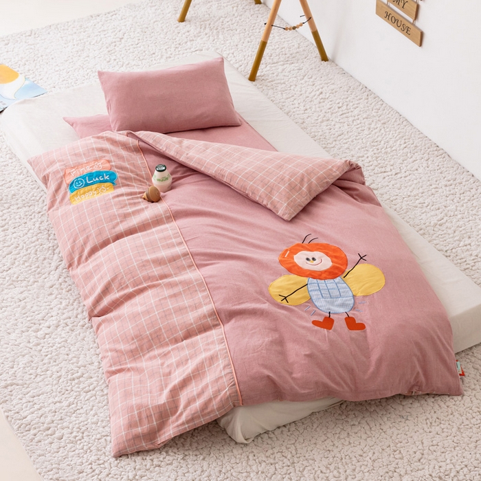 91家纺网 家纺一手货源 找家纺 喜多兔儿童家纺 2023新款小心动幼儿园三件套 豆沙色心动小蜜蜂