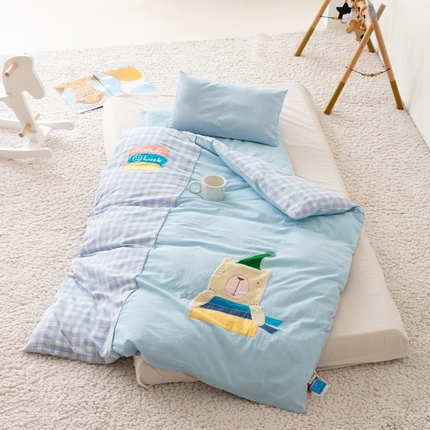 91家纺网 家纺一手货源 找家纺 喜多兔儿童家纺 2023新款小心动幼儿园三件套 蓝色心动宝贝熊