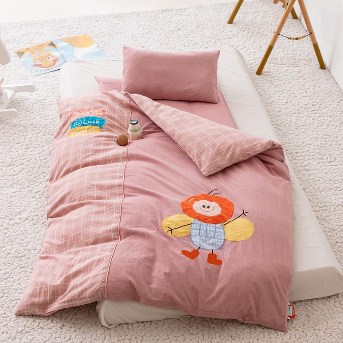 91家纺网 家纺一手货源 找家纺 喜多兔儿童家纺 2023新款小心动幼儿园三件套 豆沙色心动小蜜蜂