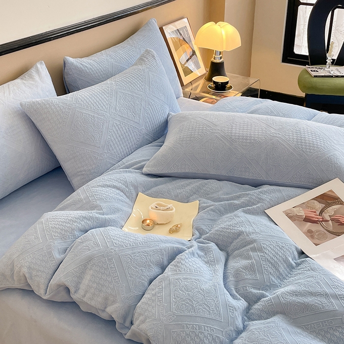 91家纺网 家纺一手货源 找家纺 澳梵 2023新款雕花牛奶绒四件套 玫瑰庄园-蓝