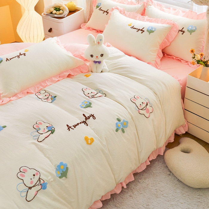 91家纺网 家纺一手货源 找家纺 易禾家纺 2024新款水洗亲肤棉毛巾绣四件套专版花型-幸福兔 幸福兔-奶黄粉