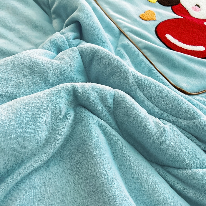 91家纺网 家纺一手货源 找家纺 阳光依佰 2023新款牛奶绒毛巾绣秋冬加厚抱枕被 天蓝