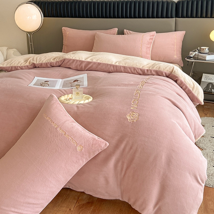 91家纺网 家纺一手货源 找家纺 澳梵 2023新款轻奢风牛奶绒刺绣四件套 温柔粉