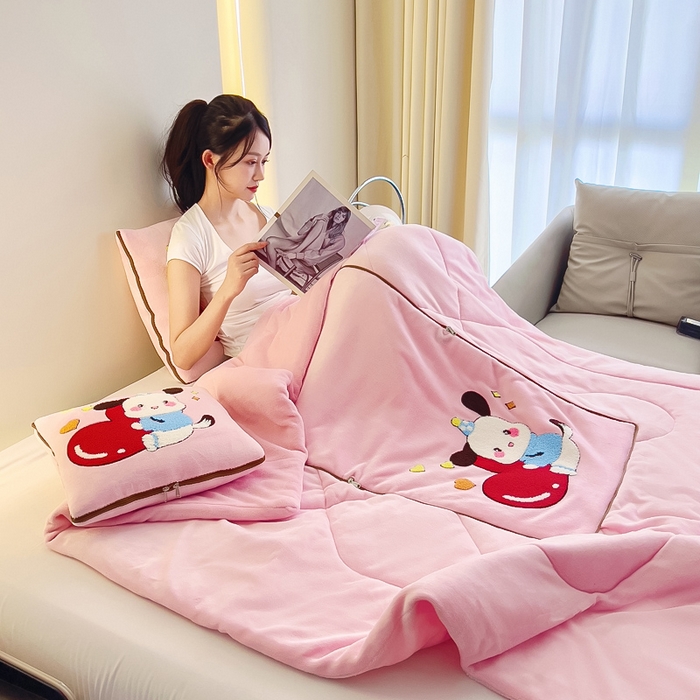 91家纺网 家纺一手货源 找家纺 阳光依佰 2023新款牛奶绒毛巾绣秋冬加厚抱枕被 粉玉