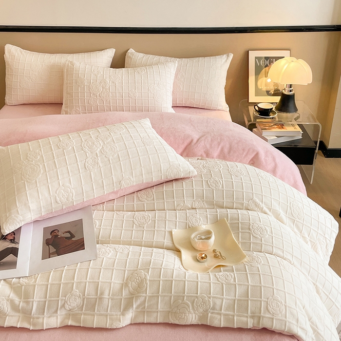 91家纺网 家纺一手货源 找家纺 澳梵 2023新款雕花牛奶绒四件套 浪漫花都-白