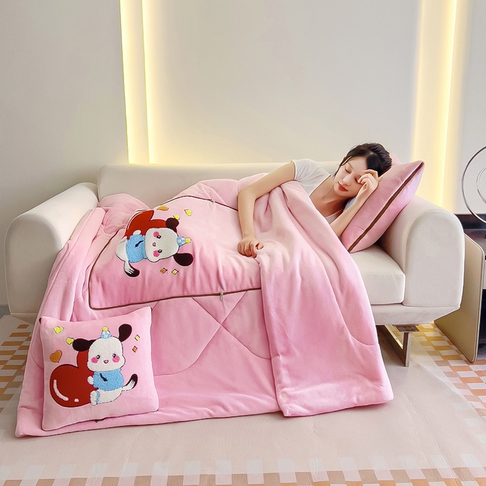 91家纺网 家纺一手货源 找家纺 阳光依佰 2023新款牛奶绒毛巾绣秋冬加厚抱枕被 粉玉