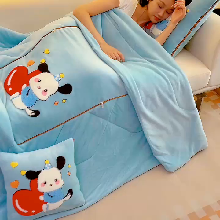 91家纺网 家纺一手货源 找家纺 阳光依佰 2023新款牛奶绒毛巾绣秋冬加厚抱枕被 天蓝