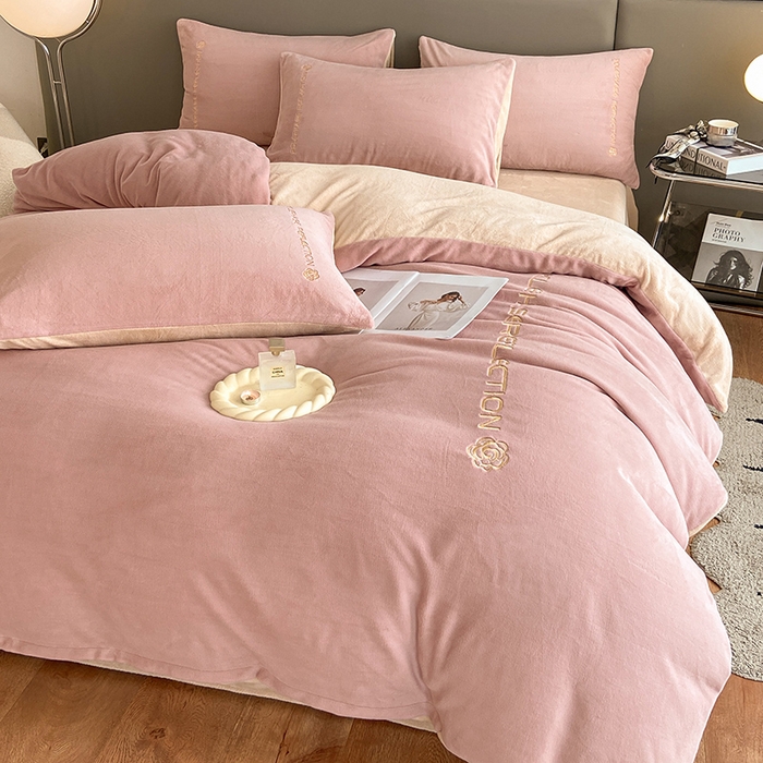 91家纺网 家纺一手货源 找家纺 澳梵 2023新款轻奢风牛奶绒刺绣四件套 温柔粉