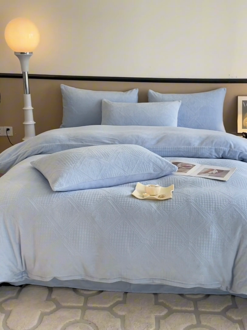 91家纺网 家纺一手货源 找家纺 澳梵 2023新款雕花牛奶绒四件套 玫瑰庄园-蓝