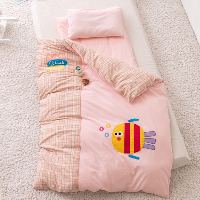 91家纺网 家纺一手货源 找家纺 喜多兔儿童家纺 2023新款小心动幼儿园三件套 粉色心动小鱼儿