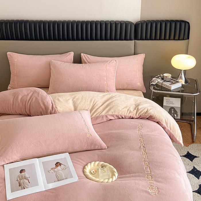 91家纺网 家纺一手货源 找家纺 澳梵 2023新款轻奢风牛奶绒刺绣四件套 温柔粉