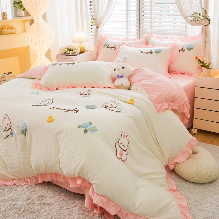 91家纺网 家纺一手货源 找家纺 易禾家纺 2024新款水洗亲肤棉毛巾绣四件套专版花型-幸福兔 幸福兔-奶黄粉