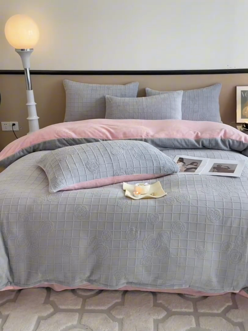 91家纺网 家纺一手货源 找家纺 澳梵 2023新款雕花牛奶绒四件套 浪漫花都-灰