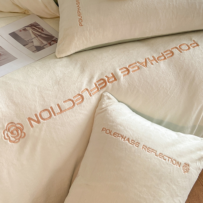 91家纺网 家纺一手货源 找家纺 澳梵 2023新款轻奢风牛奶绒刺绣四件套 奶昔白