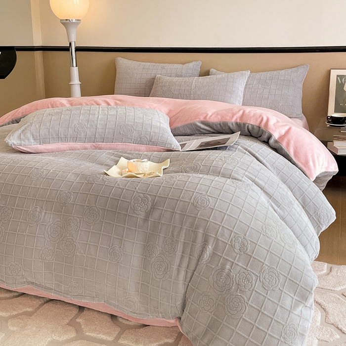 91家纺网 家纺一手货源 找家纺 澳梵 2023新款雕花牛奶绒四件套 浪漫花都-灰