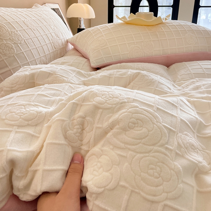 91家纺网 家纺一手货源 找家纺 澳梵 2023新款雕花牛奶绒四件套 浪漫花都-白