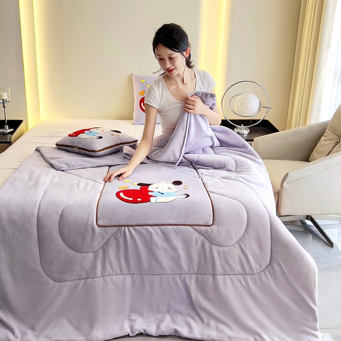 91家纺网 家纺一手货源 找家纺 阳光依佰 2023新款牛奶绒毛巾绣秋冬加厚抱枕被 浅紫