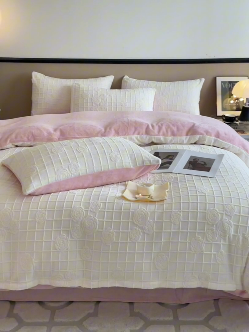 91家纺网 家纺一手货源 找家纺 澳梵 2023新款雕花牛奶绒四件套 浪漫花都-白