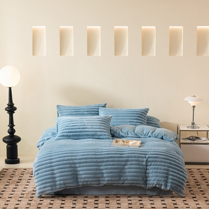 91家纺网 家纺一手货源 找家纺 逸尚阁 2024秋冬新款高克重条纹兔兔绒四件套系列 条纹兔绒-宾利蓝