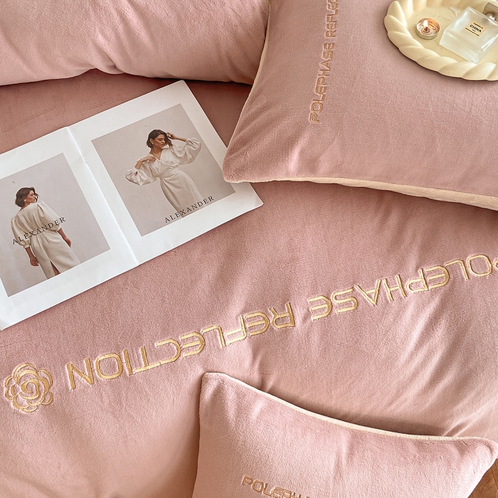 91家纺网 家纺一手货源 找家纺 澳梵 2023新款轻奢风牛奶绒刺绣四件套 温柔粉