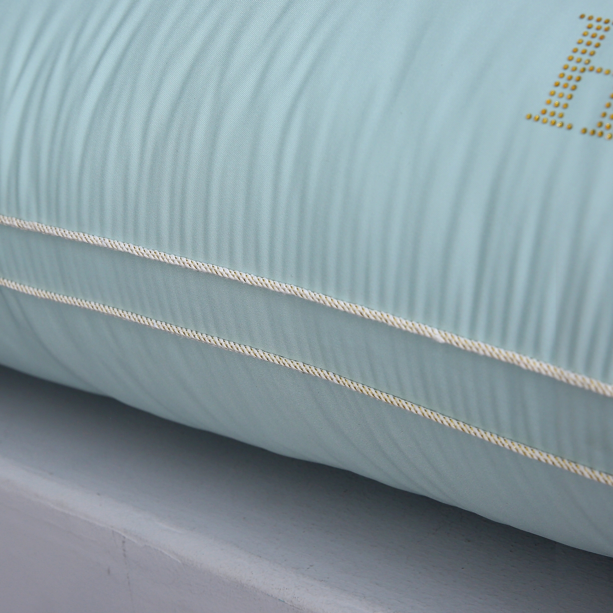 91家纺网 家纺一手货源 找家纺 天意美 2023新款舒适柔丝花边冰丝烫钻枕头枕芯 48x74cm天蓝色一只