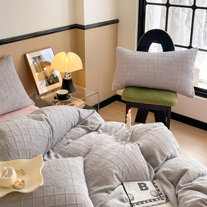 91家纺网 家纺一手货源 找家纺 澳梵 2023新款雕花牛奶绒四件套 浪漫花都-灰