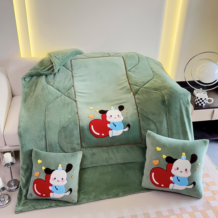 91家纺网 家纺一手货源 找家纺 阳光依佰 2023新款牛奶绒毛巾绣秋冬加厚抱枕被 墨绿