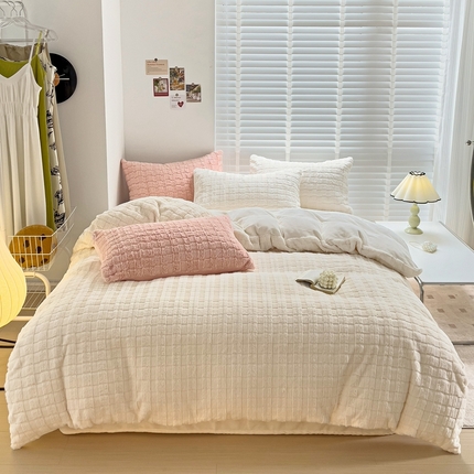 91家纺网 家纺一手货源 找家纺 逸尚阁 2024秋冬新款高克重兔兔绒牛奶绒四件套 奶油白