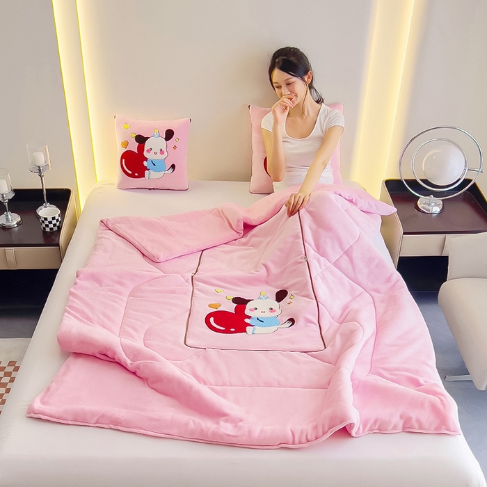 91家纺网 家纺一手货源 找家纺 阳光依佰 2023新款牛奶绒毛巾绣秋冬加厚抱枕被 粉玉