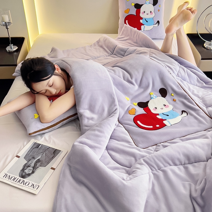 91家纺网 家纺一手货源 找家纺 阳光依佰 2023新款牛奶绒毛巾绣秋冬加厚抱枕被 浅紫