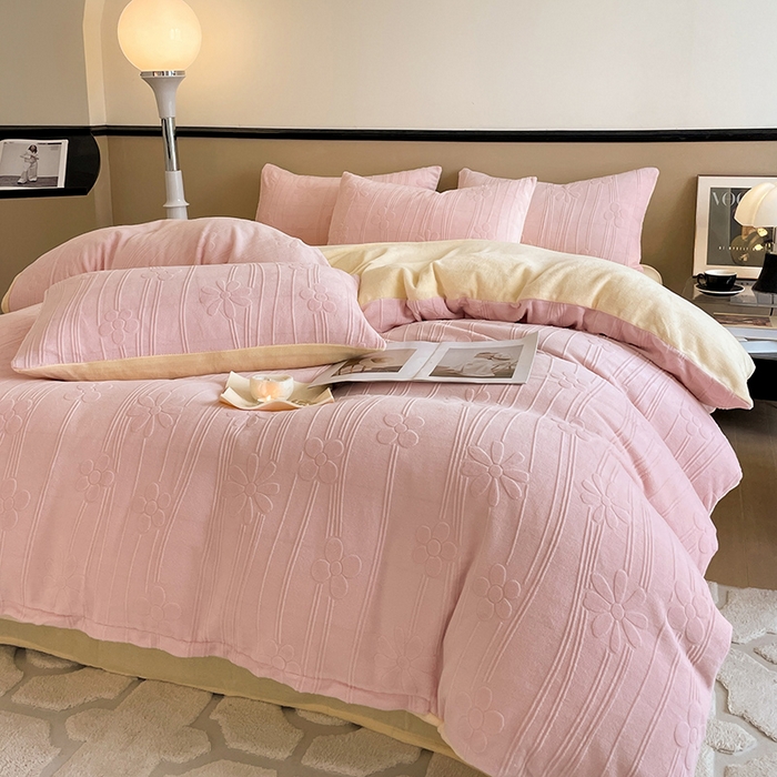 91家纺网 家纺一手货源 找家纺 澳梵 2023新款雕花牛奶绒四件套 冬日花信-粉