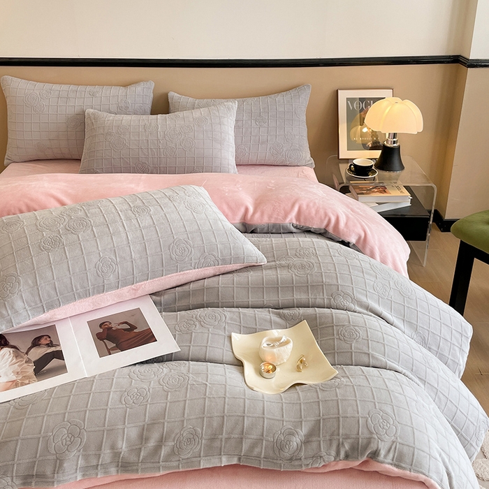 91家纺网 家纺一手货源 找家纺 澳梵 2023新款雕花牛奶绒四件套 浪漫花都-灰