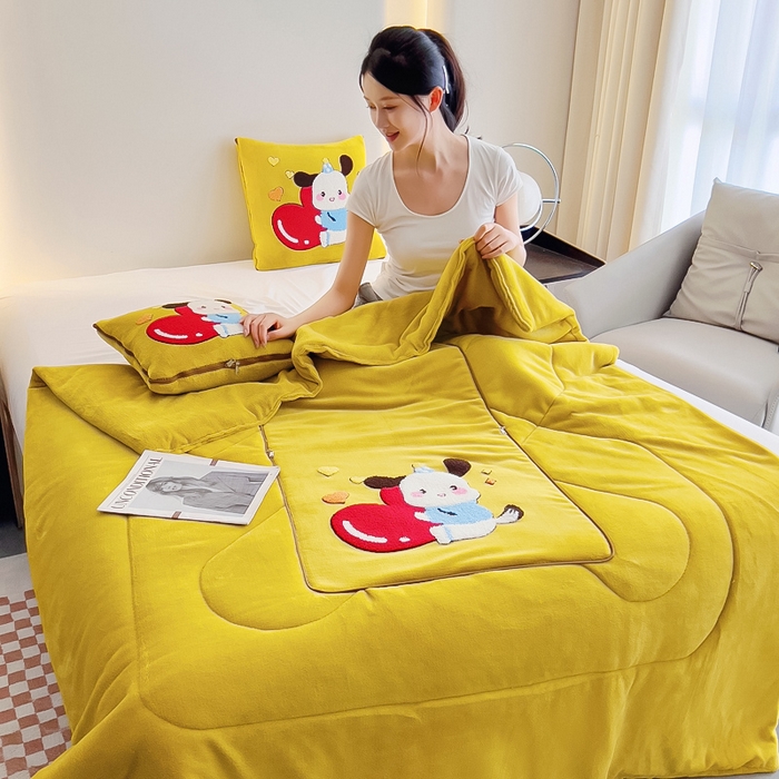 91家纺网 家纺一手货源 找家纺 阳光依佰 2023新款牛奶绒毛巾绣秋冬加厚抱枕被 明黄