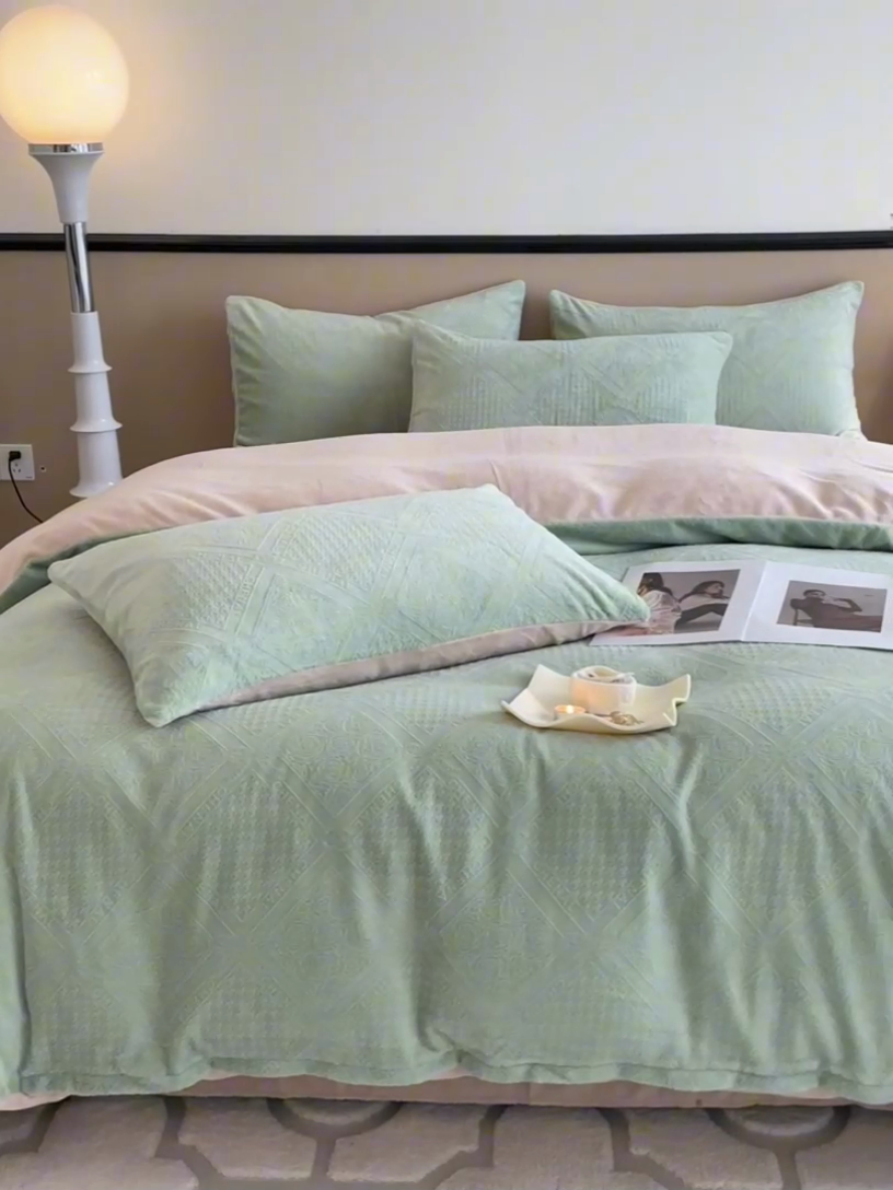 91家纺网 家纺一手货源 找家纺 澳梵 2023新款雕花牛奶绒四件套 玫瑰庄园-绿