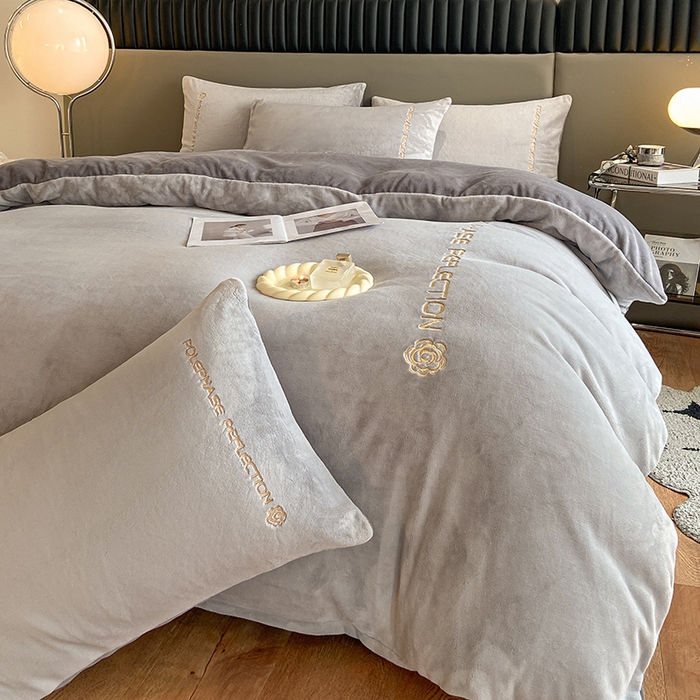 91家纺网 家纺一手货源 找家纺 澳梵 2023新款轻奢风牛奶绒刺绣四件套 星空灰