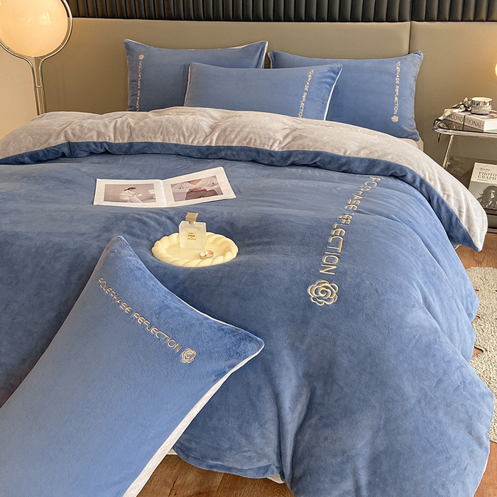 91家纺网 家纺一手货源 找家纺 澳梵 2023新款轻奢风牛奶绒刺绣四件套 宾利蓝